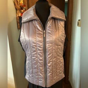 Chicos Zip Front Puffer Vest in Gray and Black with Two Pockets Size 1 Medium